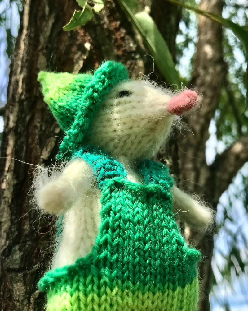 Featured image knitted mouse in overalls and hat green with tree in background
